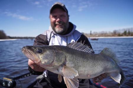 Finding Fins Show #39: Rainy River Update, Walleye Spearing and Sturgeon in Ottertail Lake